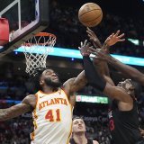Clint Capela (à droite) tente de s'interposer devantt Bam Adebayo (13) avec le concours de Saddiq Bey (41). KEYSTONE/AP/Marta Lavandier